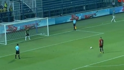 video dang van lam xuat sac can pha 2 qua penalty giup muangthong united thang tran