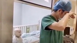 ong bo bat khoc vi khong the be con nhiem virus corona