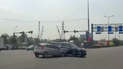 video vuot co vai giay den xanh do 2 xe o to dam nhau khien nhieu nguoi hoang hot