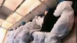 hinh anh cac bac si vu han ngu guc vi chong virus corona gay bao mang xa hoi
