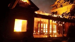 gian vo chong tuoi xang len minh va 2 nguoi con roi cham lua khien ca 3 tu vong