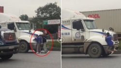 video hai hung canh nguoi dan ong du len guong xe container khi dang chay