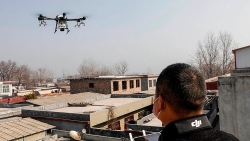 video canh sat dung flycam nhac nho nguoi dan deo khau trang phong dich corona