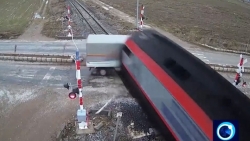 video o to bi tau hoa dam bay khi co vuot thanh chan