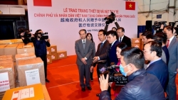 viet nam tang vat tu trang thiet bi y te cho trung quoc de chong virus corona