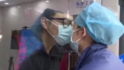 video nu y ta deo khau trang hon ban trai qua tam kinh cach ly giua dich corona