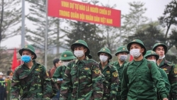 giua mua dich corona tan binh deo khau trang len duong nhap ngu