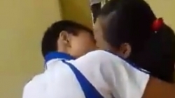 bat gap hs lop 5 hon nhau phu huynh hoa da con bao muon ngui mui co the cua nhau