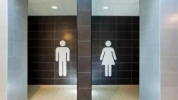 bo dua con gai di boi nen cho con vao phong thay do nam hay nu