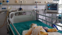 vu 3 tre mam non bi bong suc khoe tien luong rat xau