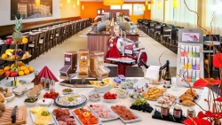 phuc vu buffet sang mien phi khach san loi hon khach hang