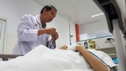 dung hot hoang khi phat hien bi mat cua con