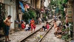 cuoc song cua nguoi dan pho duong tau ha noi la lam trong mat du khach tay