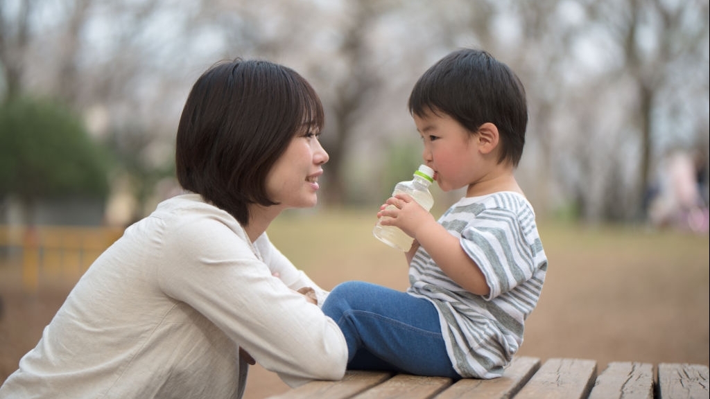 tro chuyen the nao giup con thong minh hon