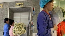 buc anh nguoi me mang hoa cuc trang don con trai hien tang gay xuc dong manh