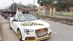 dam cuoi phu tho ruoc dau bang xe mui tran ma vang gay chu y tren mang xa hoi