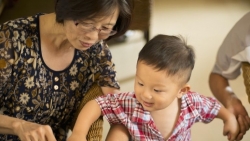 vi sao khong nen de ong ba cham chau qua nhieu tre kho bao ky nang xa hoi kem