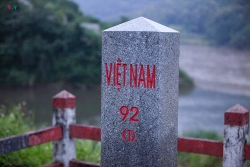"Nơi con sông Hồng chảy vào đất Việt" là nơi nào?