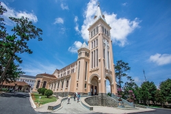 Nhà thờ nào ở Đà Lạt (Lâm Đồng) thường được gọi là nhà thờ Con Gà?