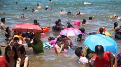 Tết Đoan Ngọ tắm biển xả xui ở Quy Nhơn