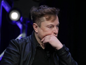 Elon Musk lại bị Jeff Bezos "soán" ngôi người giàu nhất thế giới