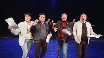 hau truong cac tao chuan bi cho buoi chau troi dem 30 tet