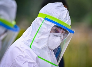 cach ly nguoi dau tien nhiem bien chung sars cov 2 den tu nam phi