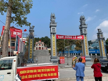 nhieu nguoi vai vong ben ngoai vi den chua dung don khach