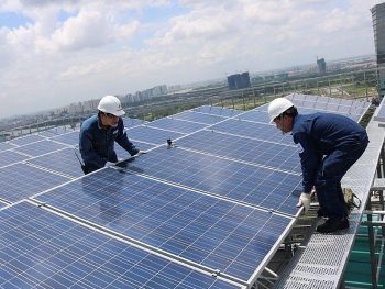 nguoi dan sap duoc mua dien mat troi mai nha voi gia re