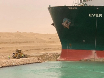Kẹt tàu lớn ở kênh đào Suez khiến giá dầu đi lên