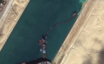 Tàu Ever Gien kẹt ở kênh đào Suez đã nhúc nhích