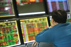 chiu nhieu ap luc tu gia dau va usd chung khoan ngay 144 bien dong lien tuc