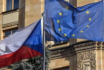 nga tra dua manh tay truc xuat 20 nha ngoai giao czech