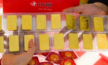 gia vang trong nuoc tang lien tuc trong khi the gioi dang chung lai