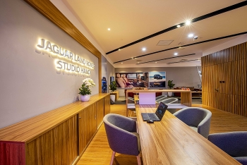 mo cua khong gian trung bay jaguar land rover studio hanoi
