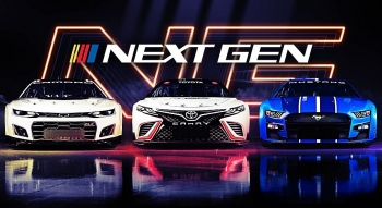 toyota camry ban xin xo san sang so tai voi ford mustang