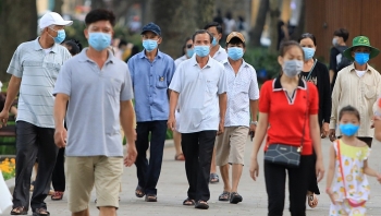 ha noi nguoi dan bat buoc phai deo khau trang va ra khoi nha khi thuc su can thiet