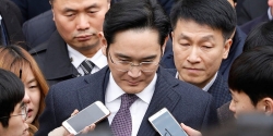 Vừa ra tù, người thừa kế Samsung tiếp tục vướng vòng lao lý