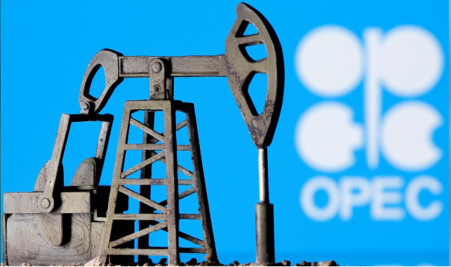 OPEC+ đồng ý cắt giảm sản lượng dầu thô thêm 1 tháng