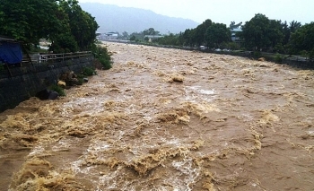 mua lon keo dai bac bo co nguy co xay ra lu quet va sat lo dat