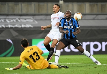 lukaku tu nguoi hung hoa toi do lang nhin sevilla vo dich europa league