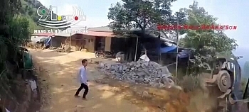 video hoang so khoanh khac xe ben troi nguoc xuong vuc