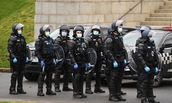 phan doi phong toa phong dich covid 19 gan 100 nguoi bi bat giu tai australia