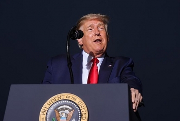 tong thong donald trump mo tai vi 12 nam bat chap hien phap