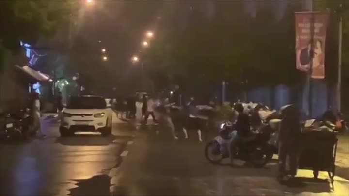 Video: Nhóm thanh niên gây gổ giữa đêm sau va chạm giao thông