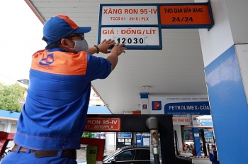 Giá xăng dầu hôm nay (24/12): Dầu thô quay đầu tăng