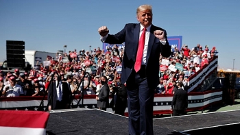 hon 700 chuyen gia kinh te phan doi ong trump tai dac cu