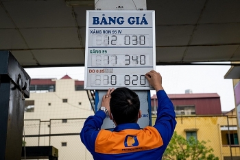 Giá xăng dầu hôm nay (26/12): Xăng trong nước tăng mạnh?