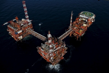 gia xang dau hom nay 2810 xang trong nuoc tang gia dau di xuong