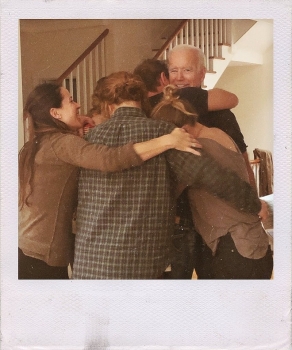 gia dinh ong biden dang tai buc anh an mung chien thang